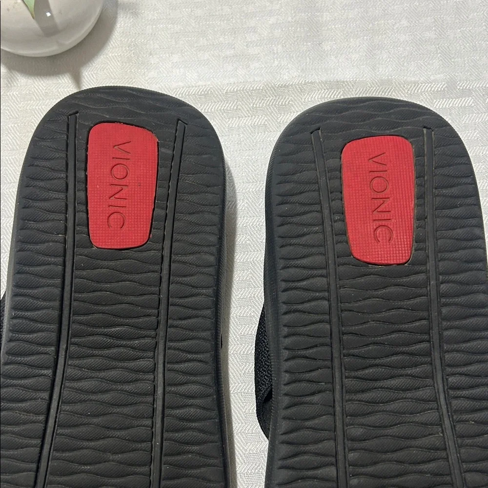 Vionic Wave 44 Black Flip-Flops 7 / 8 - Picture 9 of 15